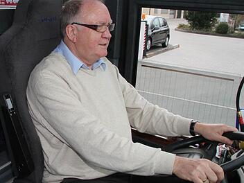 Busfahrer Reinhard Hansen an seinem Arbeitsplatz: Bei ihm ist alles in Ordnung, sein Führerschein ist problemlos verlängert worden. Er regt sich aber darüber auf, dass Innenminister Joachim Herrmann im Zusammenhang mit einem Berufsverbot bei Depressionen Busfahrer mit Piloten vergleicht. Foto: Jürgen Gärtner