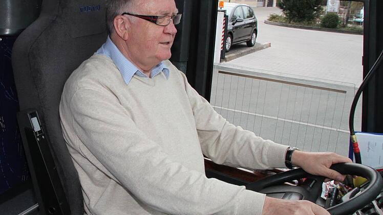 Busfahrer Reinhard Hansen an seinem Arbeitsplatz: Bei ihm ist alles in Ordnung, sein Führerschein ist problemlos verlängert worden. Er regt sich aber darüber auf, dass Innenminister Joachim Herrmann im Zusammenhang mit einem Berufsverbot bei Depressionen Busfahrer mit Piloten vergleicht. Foto: Jürgen Gärtner