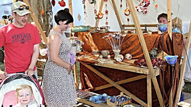 Während Papa und Mama nach Dekoartikeln suchen, strahlt der Sohnemann im Kinderwagen.