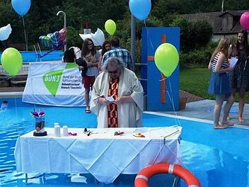 Pater Waldemar am Pool-Altar. Der Geistliche feierte Gottesdienst im Wallenfelser Freibad. Foto: Heike Schülein