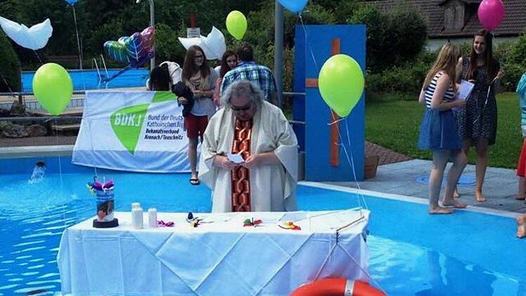 Pater Waldemar am Pool-Altar. Der Geistliche feierte Gottesdienst im Wallenfelser Freibad. Foto: Heike Schülein