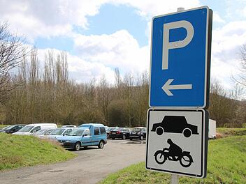 Vollbesetzter Parkplatz bei Knetzgau an der A70  Foto: Ronald Heck