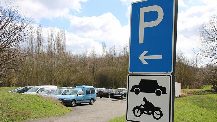 Vollbesetzter Parkplatz bei Knetzgau an der A70  Foto: Ronald Heck