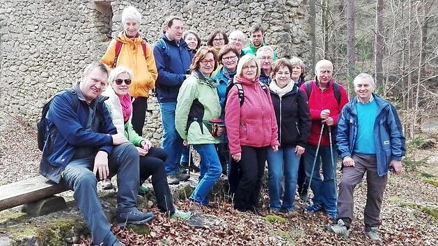 Georg Sch&auml;ffner (r.) f&uuml;hrte die Wandergruppe an.  Foto: Carmen Schwind