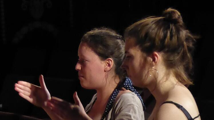 Projektleiterin Lea Fink und Regisseurin Luise Kautz. Foto: Gerhild Ahnert