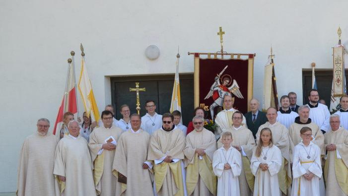 Einen großen Tag bereiteten Neupriester Christian Müllner (Mitte) und seinen Eltern Priester, Vertreter der Kirche, Ministranten, sowie Ehrengäste.