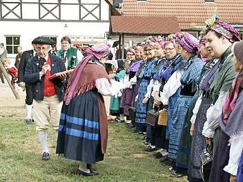 Vom Trachtengauverband prüfen und bewerten Rainer Kober (TV D'Werdenfelser, Lichtenfels) und Gaujugendvertreterin Yvonne Schneider (Mitte) die Trachten der späteren Siegergruppe des Hummeltrachtenerhaltungsvereins Mistelgau (links und rechts stehend).  Fotos: K.- H. Hofmann