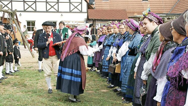 Vom Trachtengauverband prüfen und bewerten Rainer Kober (TV D'Werdenfelser, Lichtenfels) und Gaujugendvertreterin Yvonne Schneider (Mitte) die Trachten der späteren Siegergruppe des Hummeltrachtenerhaltungsvereins Mistelgau (links und rechts stehend).  Fotos: K.- H. Hofmann