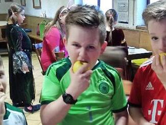 Um gesundes Obst ging es bei den "flei&szlig;igen Bienen". Lian, Moritz und Jakob (von links) lassen sich's schmecken. Foto: Maria Florsch&uuml;tz