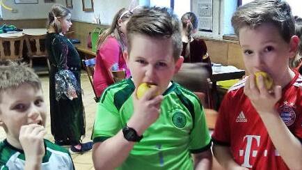 Um gesundes Obst ging es bei den "flei&szlig;igen Bienen". Lian, Moritz und Jakob (von links) lassen sich's schmecken. Foto: Maria Florsch&uuml;tz