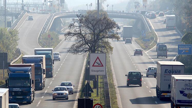 Die Auffahrt zur Frankenschnellweg-Brücke in Nürnberg ist nicht mehr sicher. Eine Befahrung ist daher nicht möglich. Wer trotzdem von der Südwesttangente auf den Frankenschnellweg wechseln will, muss einen Umweg in Kauf nehmen. Symbolfoto: Daniel Karmann dpa/lby