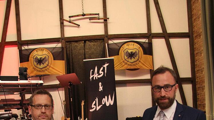 Schirmherr B&uuml;rgermeister Markus M&ouml;nch (rechts) &uuml;bergab das Plakat der Sportplatzeinweihung aus dem Jahr 1979 an Vorsitzenden Thomas Eckstein. Vom ehemaligen K&auml;mmerer der Gemeinde Gerhard Friedrich wurde es sorgsam aufbewahrt. - Foto: Alexandra Kemnitzer