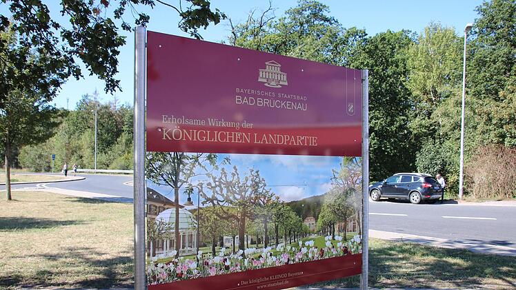 Rot und gold: An der Rastanlage Rhön stehen seit kurzem neue Tafeln.