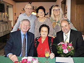 Martha Günther mit Landrat Hans Kalb (links) und Bürgermeister Johannes Krapp (rechts), hinten Tochter Inge (Mitte) und Schwiegersohn Siegfried Hofmann (links) sowie Enkelin Sylvia  Foto: Evi Seeger