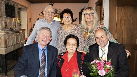 Martha Günther mit Landrat Hans Kalb (links) und Bürgermeister Johannes Krapp (rechts), hinten Tochter Inge (Mitte) und Schwiegersohn Siegfried Hofmann (links) sowie Enkelin Sylvia  Foto: Evi Seeger