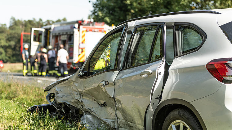 Auf der B14 zwischen Großweismannsdorf und Buchschwabach (Kreis Fürth) kam es am Samstag (19. September 2020)  zu einem Unfall, an dem drei Autos beteiligt waren.