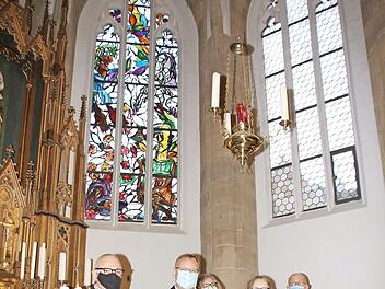 Vor dem L&uuml;pertz-Fenster mit dem Thema "Almosen geben" stehen (von links) Pfarrer Hans Lyer, Oberb&uuml;rgermeister Andreas Starke, B&uuml;rgervereinsvorsitzende Barbara Kropf, Organisatorin und S&auml;ngerin Johanne Scharnick, Vorsitzender der "Initiative Glasfenster Markus L&uuml;pertz" Christoph Gatz, und Barbara Kahle, Vorsitzende des Kunstvereins Bamberg e. V. Foto: Stadt Bamberg