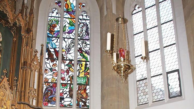 Vor dem L&uuml;pertz-Fenster mit dem Thema "Almosen geben" stehen (von links) Pfarrer Hans Lyer, Oberb&uuml;rgermeister Andreas Starke, B&uuml;rgervereinsvorsitzende Barbara Kropf, Organisatorin und S&auml;ngerin Johanne Scharnick, Vorsitzender der "Initiative Glasfenster Markus L&uuml;pertz" Christoph Gatz, und Barbara Kahle, Vorsitzende des Kunstvereins Bamberg e. V. Foto: Stadt Bamberg