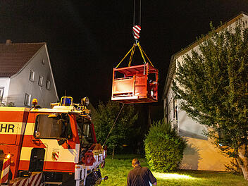 Feuerwehr muss schweren Patienten mit Kran aus Wohnung holen