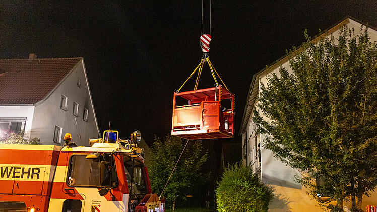 Feuerwehr muss schweren Patienten mit Kran aus Wohnung holen