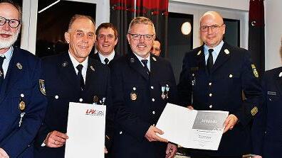 Eine herausragende Auszeichnung wurden den beiden langj&auml;hrigen Mitgliedern, (v.l.) dem 1. Kommandanten Thomas Rupprecht und dem 1. Vorsitzenden Thomas Krappmann, mit dem &bdquo;Ehrenkreuz in Silber des Bayerischen Feuerwehrverbandes&ldquo; verliehen, wobei di...