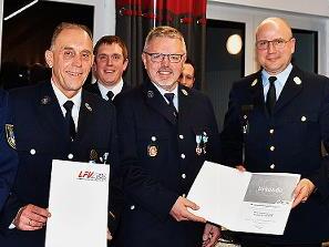 Eine herausragende Auszeichnung wurden den beiden langj&auml;hrigen Mitgliedern, (v.l.) dem 1. Kommandanten Thomas Rupprecht und dem 1. Vorsitzenden Thomas Krappmann, mit dem &bdquo;Ehrenkreuz in Silber des Bayerischen Feuerwehrverbandes&ldquo; verliehen, wobei di...