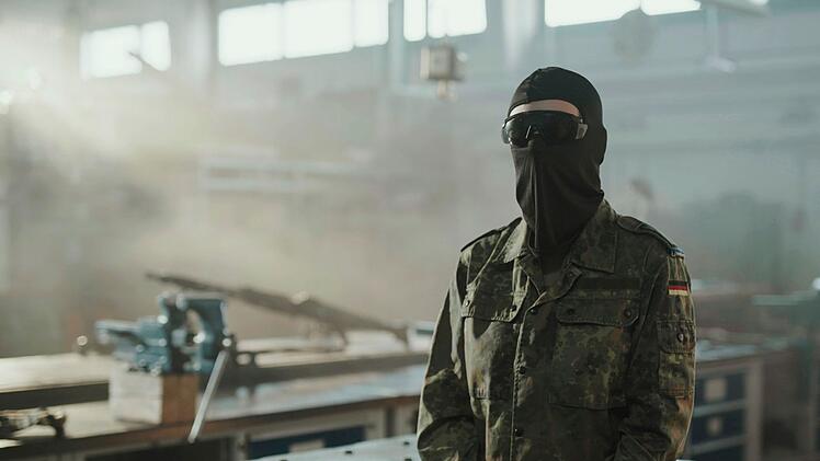 Eine KSK-Waffeninstandsetzerin berichtet aus ihrem Alltag.