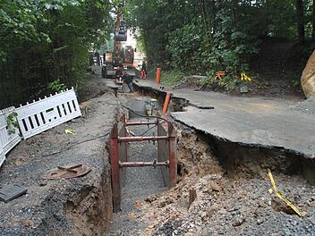 Das bisschen Regen kann einen Bauarbeiter nicht erschüttern. Die Männer der Firma ASK waren gestern an der Baustelle zugange.  Fotos: Jürgen Gärtner