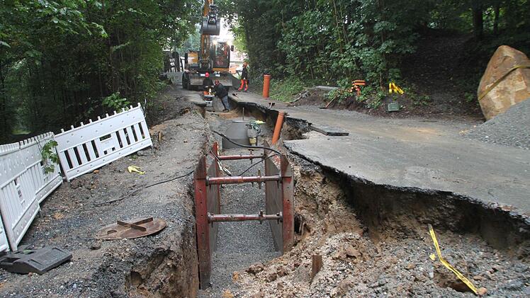 Das bisschen Regen kann einen Bauarbeiter nicht erschüttern. Die Männer der Firma ASK waren gestern an der Baustelle zugange.  Fotos: Jürgen Gärtner