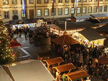 Richtig romantisch wird es bei Dunkelheit auf dem Weihnachtsmarkt. Foto: RiegerPress