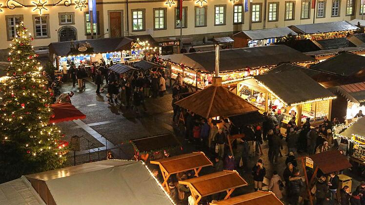 Richtig romantisch wird es bei Dunkelheit auf dem Weihnachtsmarkt. Foto: RiegerPress