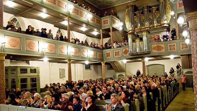 Begeisterten Applaus gab es am Ende von den zahlreichen Zuhörern, die die Heilig-Kreuz-Kirche bis hinauf auf die zweiten Emporen füllten.Foto: Jochen Berger