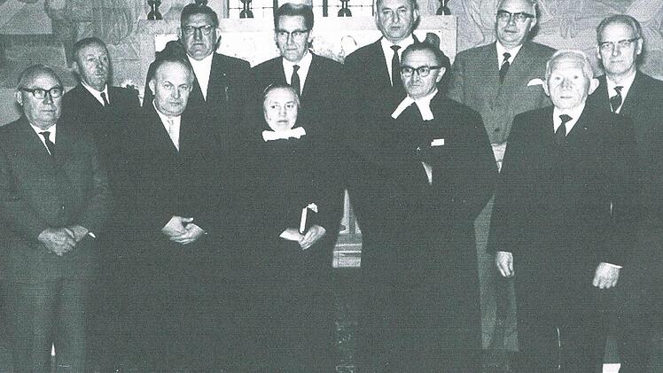Bei der ersten Kirchenvorstandswahl wurden folgende Personen gewählt (hinten, von links): Christian Götz, Konrad Grampp, Christian Schmidt, Adam Putschky, Wilhelm Pittroff, Rektor Münzer sowie (vorne, von links) Fritz Häußinger, Hans Sperlich, Schwester Helene, Pfarrer Hans Grimm und Friedrich Wendel.