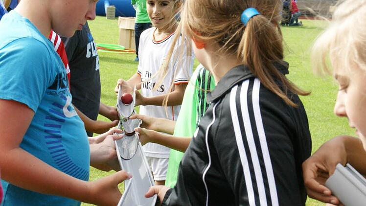 Geschicklichkeit und Teamwork waren an vielen Stationen gefordert, wie hier mit der lebendigen Rollbahn.