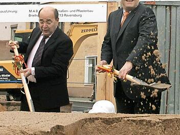 Legen gemeinsam Hand an, wenn es um den viergleisigen Ausbau der Bahnstrecke bei Forchheim geht, um den S-Bahn-Halt im Norden zu realisieren: OB Franz Stumpf (l.) und Bayerns Innen- und Verkehrsminister Joachim Herrmann. Unten: Ausschnitt aus dem Schreiben von Herrmann an Stumpf.  Foto: Archiv/Torsten Geiling