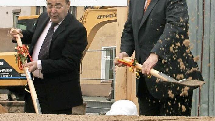 Legen gemeinsam Hand an, wenn es um den viergleisigen Ausbau der Bahnstrecke bei Forchheim geht, um den S-Bahn-Halt im Norden zu realisieren: OB Franz Stumpf (l.) und Bayerns Innen- und Verkehrsminister Joachim Herrmann. Unten: Ausschnitt aus dem Schreiben von Herrmann an Stumpf.  Foto: Archiv/Torsten Geiling