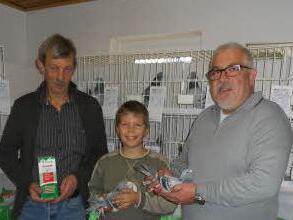 Sie hatten die schönsten Tauben bei der Ausstellung des Vereins "Heimatliebe" Volkers (von links): Bernd und Christian Mager sowie Sedat Ipek. Foto: Fritz Bremkes