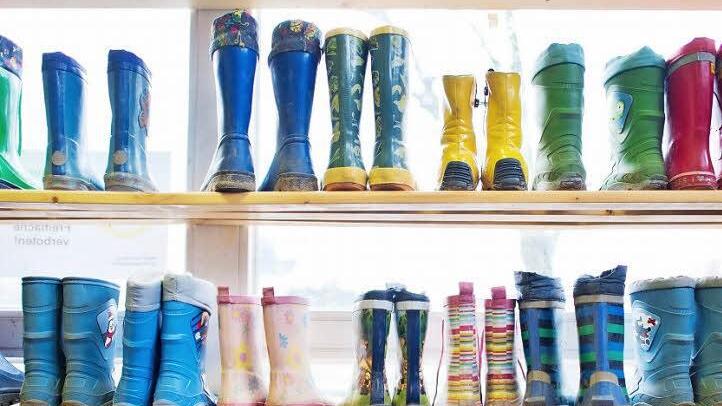 Die Schuhregale in den Kindertageseinrichtungen im Kreis Haßberge werden auch in diesen Tagen genutzt. Die Erzieher streiken nicht, sondern passen wie gewohnt auf die Kinder auf.  Foto: Julian Stratenschulte/dpa