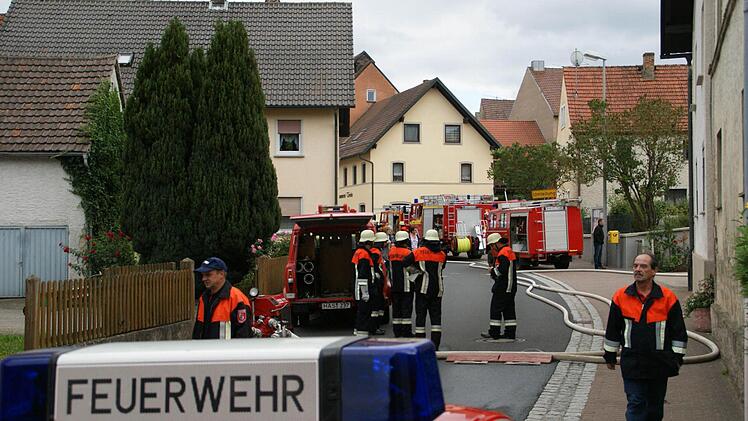 Die Feuerwehren aus Eltmann, Limbach, Weisbrunn, Roßstadt, Dippach und Eschenbach sowie aus Sand rückten am Samstag nach Lembach aus, wo anlässlich des Stadtfeuerwehrtages eine Schauübung stattfand.