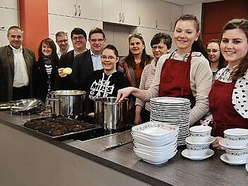 Mit einem leckeren Essen, zubereitet von den Zehntklässlern unter Leitung der Hauswirtschaftslehrerinnen Waltraud Fischer, Karin Schülein und Christine Buchta, wurde die neue Küche der Altenkunstadter Mittelschule im Beisein vieler Gäste in Betrieb genommen.  Foto: Bernd Kleinert
