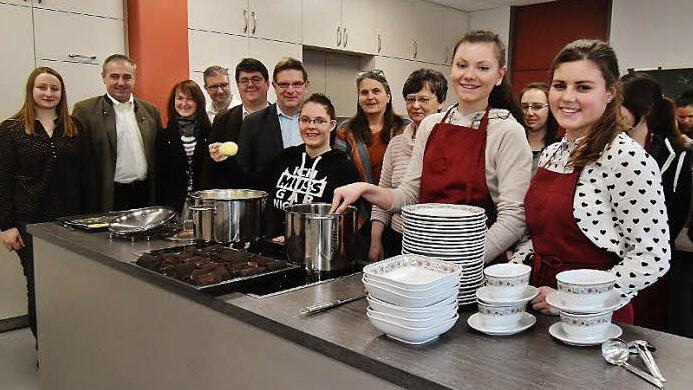 Mit einem leckeren Essen, zubereitet von den Zehntklässlern unter Leitung der Hauswirtschaftslehrerinnen Waltraud Fischer, Karin Schülein und Christine Buchta, wurde die neue Küche der Altenkunstadter Mittelschule im Beisein vieler Gäste in Betrieb genommen.  Foto: Bernd Kleinert