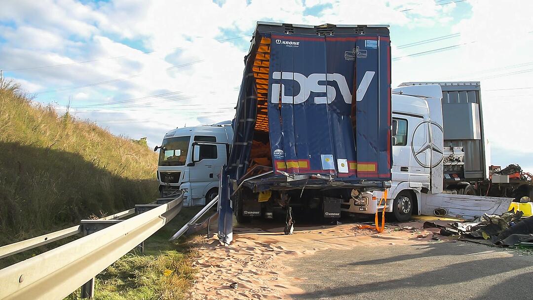 A3 im Kreis Würzburg: Führerhaus bricht nach Massenunfall vom Rest des LKWs ab