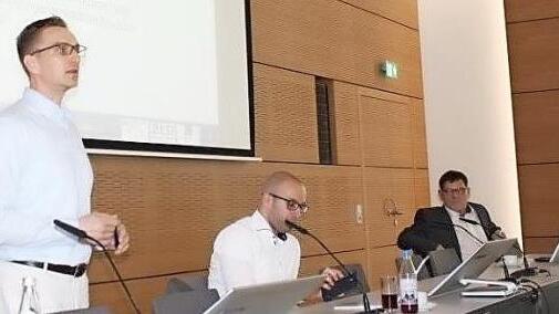 Torsten Stein (Schulleiter Realschule Bad Kissingen), Felix M&uuml;ller (Microsoft) und Stefan Seufert (Bildungsb&uuml;ro des Landkreises) beim Treffen des Arbeitskreises.  Foto: Andrea Herzer