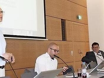 Torsten Stein (Schulleiter Realschule Bad Kissingen), Felix Müller (Microsoft) und Stefan Seufert (Bildungsbüro des Landkreises) beim Treffen des Arbeitskreises.  Foto: Andrea Herzer