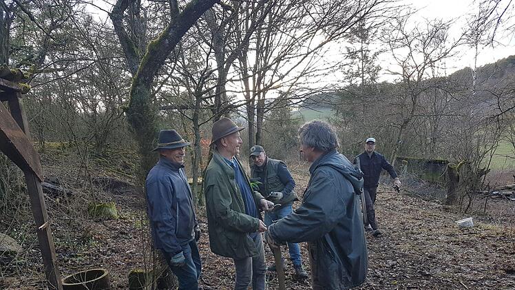 Alle Hände voll zu tun hatten die Helfer bei der Aufräumaktion, zu der die Kreisgruppe des Bund Naturschutz (BN) ins Ganstal bei Hammelburg gerufen hatte.  Foto: Elisabeth Assmann