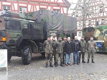 Gruppenbild vor dem Transporter: Die Teilnehmer der Bundeswehr-Frankentour  Foto: Bernhard Panzer