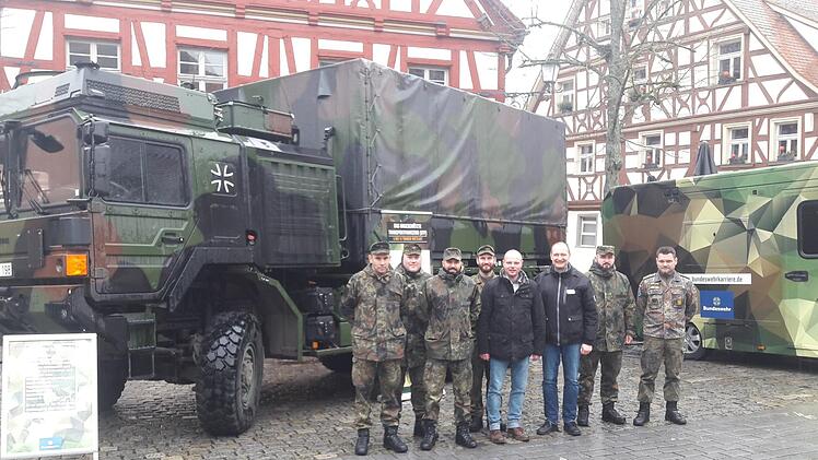 Gruppenbild vor dem Transporter: Die Teilnehmer der Bundeswehr-Frankentour  Foto: Bernhard Panzer