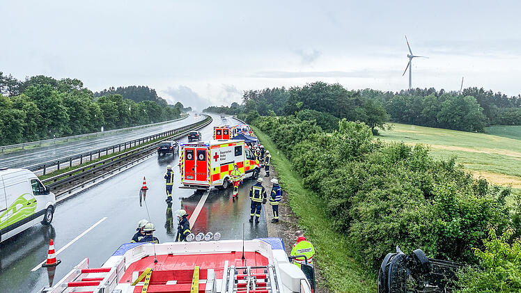 Auto überschlägt sich auf A6 im Nürnberger Land