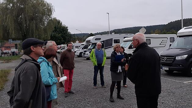 Die SPD Hammelburg hat sich  den Wohnmobilstellplatz angesehen und von Karl-Heinz Franz informieren lassen. Foto: Martin Steinel