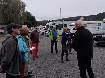 Die SPD Hammelburg hat sich  den Wohnmobilstellplatz angesehen und von Karl-Heinz Franz informieren lassen. Foto: Martin Steinel